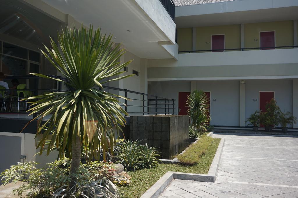 Rumah Cassa Guest House Surabaya Exterior photo