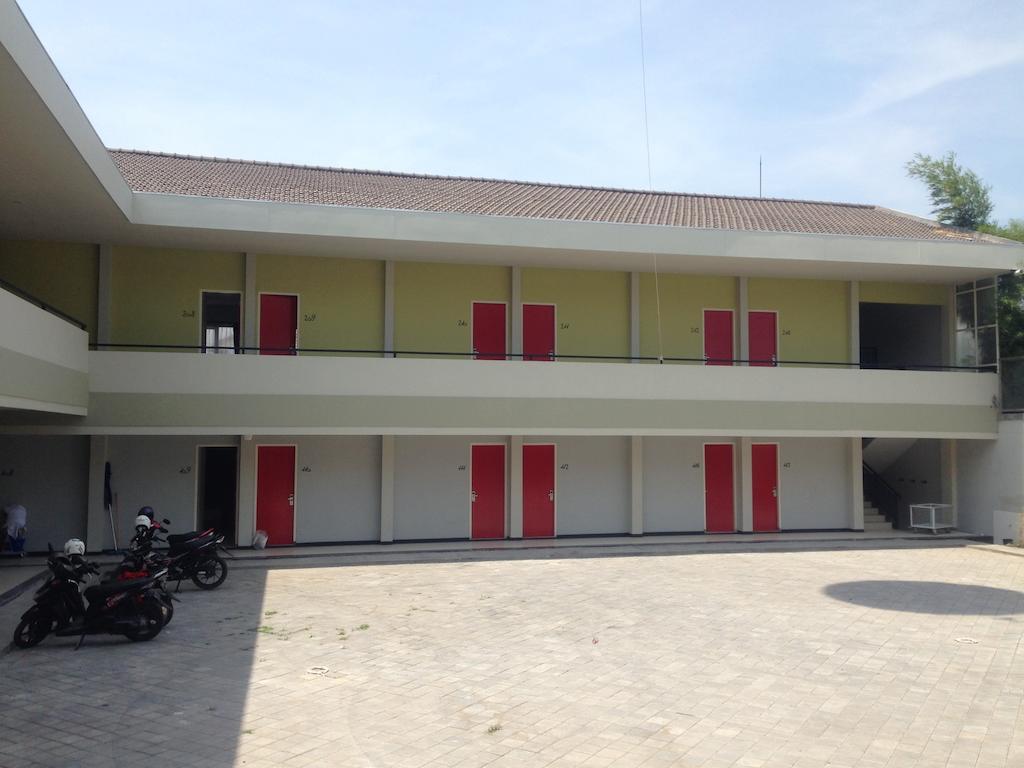 Rumah Cassa Guest House Surabaya Exterior photo