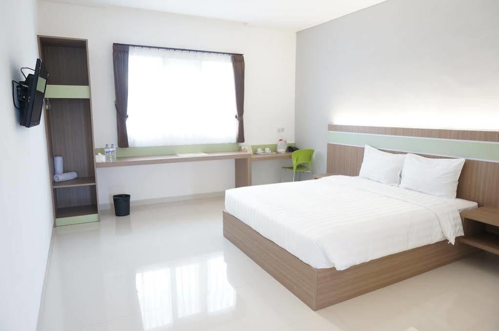 Rumah Cassa Guest House Surabaya Exterior photo